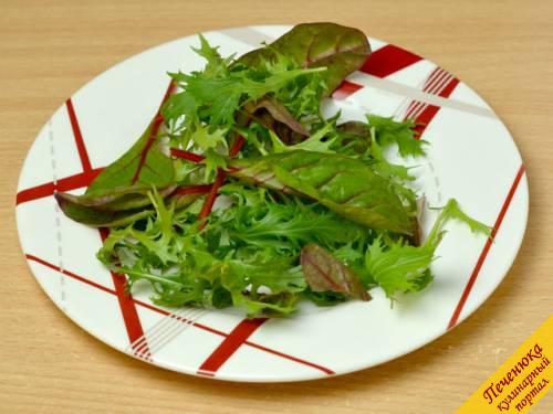4) Рецепт овощного салата в данном случае подразумевают порционную сервировку. На каждую тарелку положить горсть салатного микса из мицуны и мангольда.