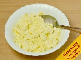 3) Вареные яйца мелко порубить и смешать с майонезом.