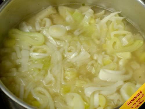 10) Добавить лук в кастрюлю с супом.