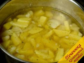 7) В курином бульоне или воде отварить картофель до полуготовности, затем добавить бланшированную капусту, посолить, добавить немного сушеной петрушки и варить до готовности.