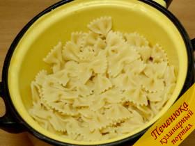 2) Отварить макароны-бантики или пасту фарфарелле в большом количестве подсоленной воды, откинуть на дуршлаг и затем добавить немного масла, чтобы макароны не слиплись.
