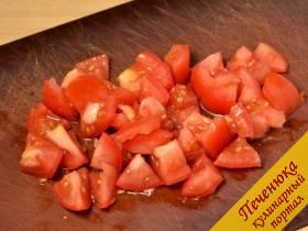 1) Вымытые помидоры нарезать крупными кусочками.