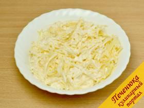 6) Натереть на крупной терке сыр, смешать его со сметаной.
