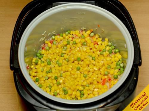 4) Всыпать консервированную кукурузу и горошек, замороженный или консервированный.