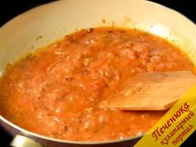 7) Развести в стакане воды томатную пасту, добавить все приправы и специи, залить лук с помидорами, положить сахар и соль, дать всей массе закипеть.