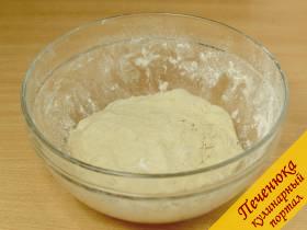 3) Чуть-чуть подогреть кефир, добавить соль и соду, размешать, затем всыпать муку и замесить мягкое тесто.