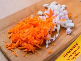 3) Лук нарезать мелкими кусочками, морковь натереть на терке.