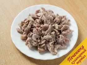 4) Вытащить мясо из бульона, отделить кости, а само мясо порезать.