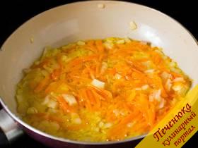 6) Спассеровать лук и морковь в небольшом количестве подсолнечного масла.