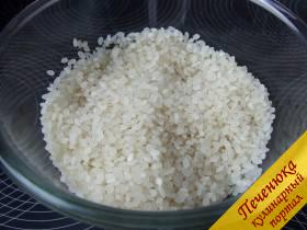 1) Стакан риса тщательно промыть в проточной холодной воде, чтобы удалить всю рисовую муку – в противном случае вместо рассыпчатого, но хорошо клеящегося риса получится рисовая каша.