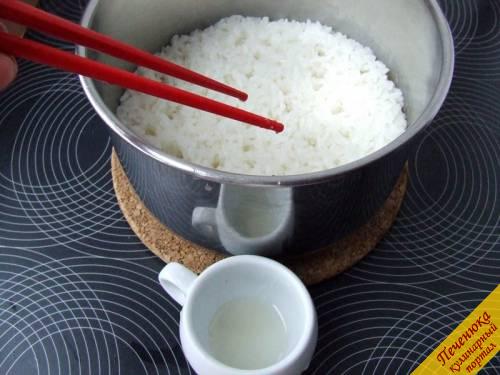 6) После остывания риса (на это уйдет около получаса – время, которое можно посвятить приготовлению начинки для роллов) обмакивать бамбуковые палочки в маринад и протыкать толщу риса до дна кастрюли. Рис не перемешивать.