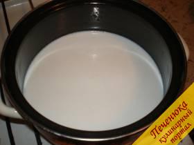 1) В молоко добавить соль, хорошо перемешать и поставить на огонь. Кто любит не сильно соленую брынзу, достаточно будет 2-2,5 чайных ложек соли, а кто хочет посолонее, тогда 3-3,5 чайных ложек. Молоко желательно часто помешивать, чтобы не пригорело.