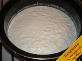 4) Когда молоко закипит, добавить в него яично-сметанную смесь. Хорошо помешивать и варить где-то 5-7 минут, пока сыворотка не отделится.