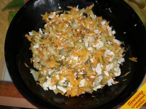 5) Затем тщательно перемешать порезанное куриное филе и соленые огурцы с пережаренными луком и морковью. 
