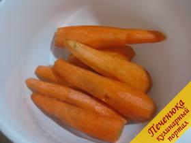 1) Морковь почистить и промыть. Нарезать морковку на куски длиной около 10 сантиметров, натереть на специальной для корейской морковки терке или нарезать соломкой вручную.