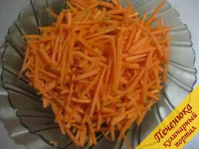 2) В нарезанную морковь добавить 3 столовые ложки соли, все тщательно перемешать и оставить минут на 20, чтоб морковь пустила сок и стала мягче и пластичнее. Затем слить соленый сок, если морковь показалась соленой немного ее промыть. Добавить к моркови уксусную кислоту или уксус, хорошенько перемешать, накрыть крышкой и оставить на некоторое время мариноваться.  Я отдаю предпочтение не уксусу, а уксусной кислоте, так как кислоты уйдет меньше и соответственно воды будет в вашем блюде тоже меньше, что очень важно. Так как все это далее будет смазываться маслом и вода, конечно, тут будет лишней. И еще советую добавлять уксус или кислоту постепенно, а не все сразу, чтоб у вас не получилось очень кислое блюдо. Лучше немного добавить, перемешать и попробовать, если кислоты будет мало, всегда можно добавить, чем переборщить.