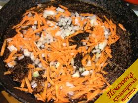 5) Из оставшейся моркови и лука сделать поджарку. Обжарить овощи на постном масле до приобретения ими золотисто-коричневого оттенка.