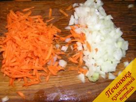 4) Мелко нарезать либо натереть на крупной терке морковь и лук. Половину овощной смеси отправить в кастрюлю, когда картофель станет мягковатым (приблизительно через 10 минут после закипания).