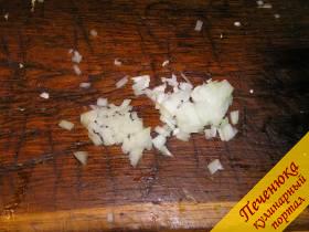 2) Пока грибы обсыхают, нарезать лук. Этого ингредиента много не нужно, достаточно взять четверть некрупной луковицы.