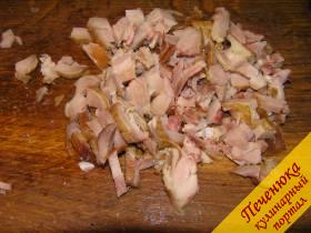 5) Взять один копченый куриный окорочок (эта часть тушки подходит больше всего, так как мясо здесь достаточно жирное), не снимая шкуры отделить от костей мясо и нарезать его мелкими кусочками.