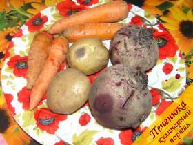 1) В кипящую несоленую воду опустить картофель и морковь. Свеклу необходимо отваривать в отдельной кастрюле, так как она «покрасит» все остальные овощи. Пока ингредиенты для «шубы» варятся, подготовить филе сельди.