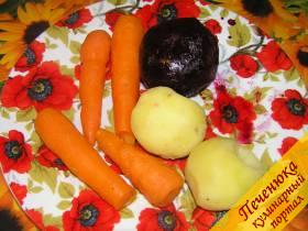 3) Готовые овощи аккуратно очистить от кожуры. Кожица с отварной свеклы, моркови и картофеля снимается очень легко, поэтому ее нужно не срезать, а соскребать ножом.