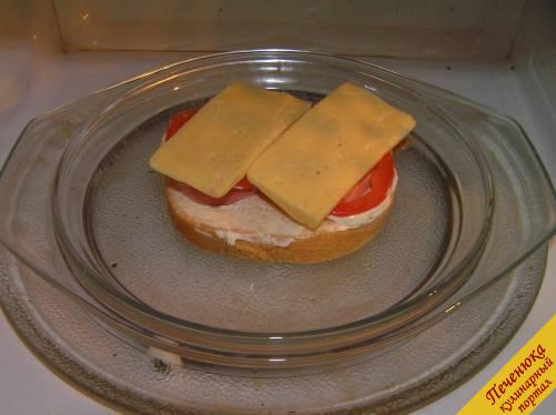 4) Поверх помидоров выложить кусочки сыра так, чтобы они полностью покрыли весь бутерброд. Положить бутерброд на специальную стеклянную (или просто керамическую, но только без «золотого» и «серебряного» рисунка, для которого используется покрытие с металлами) тарелку и отправить в микроволновку. Готовится бутерброд приблизительно за одну-полторы минуты, в зависимости от мощности микроволновки. Когда сыр полностью расплавится, вынуть бутерброд, подождать, пока он немного остынет и по желанию украсить веточкой петрушки либо укропа. Вкусный, сытный и быстрый завтрак готов!