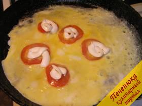 4) Вылить взбитые яйца на сковороду. Каждый кусочек помидора смазать небольшим количеством нежирного майонеза.