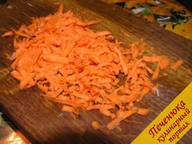 2) Одну морковь очистить от кожуры, вымыть, натереть на крупной терке и отправить к капусте.