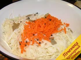 3) Тщательно перемешать капусту с морковью, немного посолить и добавить десяток-полтора горошинок черного перца и несколько мелко поломанных лавровых листков.