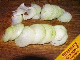 2) Подготовить маринованный лук. Одну среднюю луковицу нарезать достаточно тонкими кольцами.