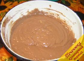 4) Другую часть смеси использовать для приготовления темного коржа: добавить стакан муки и 3-4 чайных ложки какао-порошка.