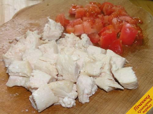 4) Подготовить куриное филе и помидоры, порезав ингредиенты кубиками.