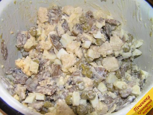 6) Все тщательно перемешать и добавить соли по вкусу. Курочка Ряба салат готов.