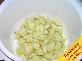 1) Вымыть яблоки, очистить от кожуры и удалить серединки. Нарезать каждое на мелкие кусочки.