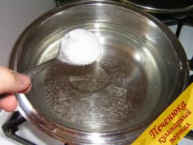2) Хорошо подсолить воду. Не забывайте, что кастрюля большая, поэтому соли потребуется тоже немало.