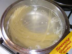 4) Когда край, который находится в воде, немного размякнет, спагетти продавить ложкой, чтобы их края не оплавились. Аккуратно придержать край спагетти, который остался снаружи, надавить большой ложкой посредине и завернуть их так, чтобы они полностью оказались в воде. Постоянно помешивать до конца приготовления. Среднее время варки спагетти – 10-12 минут. Оно может варьироваться в зависимости от сорта продукта, поэтому осмотрите упаковку перед началом приготовления: некоторые производители указывают точное время варки.