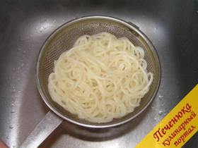 5) Готовые спагетти откинуть на дуршлаг.