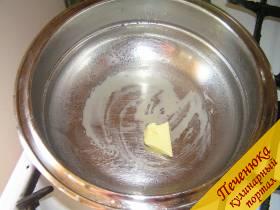 6) Пока вода стекает, смазать кастрюлю сливочным маслом. Положить спагетти обратно.