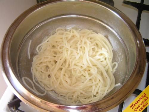 7) Тщательно перемешать их с маслом. Для этого накрыть кастрюлю крышкой и, придерживая за ручки и удерживая крышку большими пальцами, несколько раз энергично встряхнуть кастрюлю. Спагетти готовы. Подавать к столу с любой заправкой, мясом, пока блюдо не остыло. Как варить спагетти, чтобы не слиплись, вы теперь знаете. Приятного приготовления!