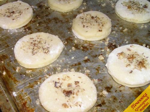 5) Посыпьте коржики измельченными грецкими орехами, немного притрусите сахарной пудрой и отправляйте в духовку. Коржики на кефире пекутся 15 минут при 180 градусах.
