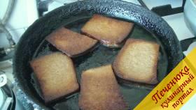 3) Обжарить на подсолнечном масле хлеб до образования тонкой корочки.  