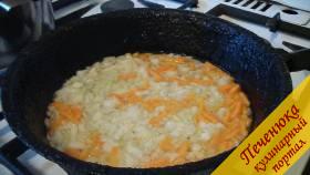 2)Почистить морковку и репчатый лук, все порезать. Разогреть сковороду, налить немного подсолнечного масла, лучше без запаха. Слегка поджарить лук и морковь.