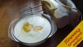 2) В другой миске взбить при помощи миксера кефир, яйца и подсолнечное масло. Подсолнечное масло обязательно брать без запаха.