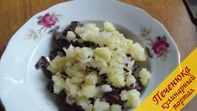 8) Соединить в тарелке резаный картофель, жареный лук, и резаные грибы, все перемешать. Это готовая грибная начинка.
