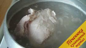 1) Начнем с приготовления мясной начинки. Помыть кусок мяса, отварить его в соленой воде.
