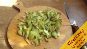 1) Прежде всего нужно порезать соленые огурчики. Для этого салата я не режу их мелко, лучше всего огурцы порезать соломкой.