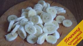 1) Для приготовления варенья из бананов нам потребуются спелые, но не перезревшие, бананы. Прежде всего очистим наши бананы от кожуры, порежем каждый фрукт не очень толстыми колечками.