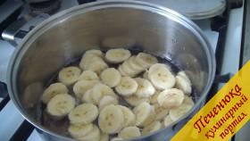 3) После закипания сиропа, добавляем порезанные бананы в кастрюлю.