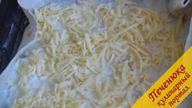 6) Выложим слой тертого сыра на предыдущий слой нашего блюда.